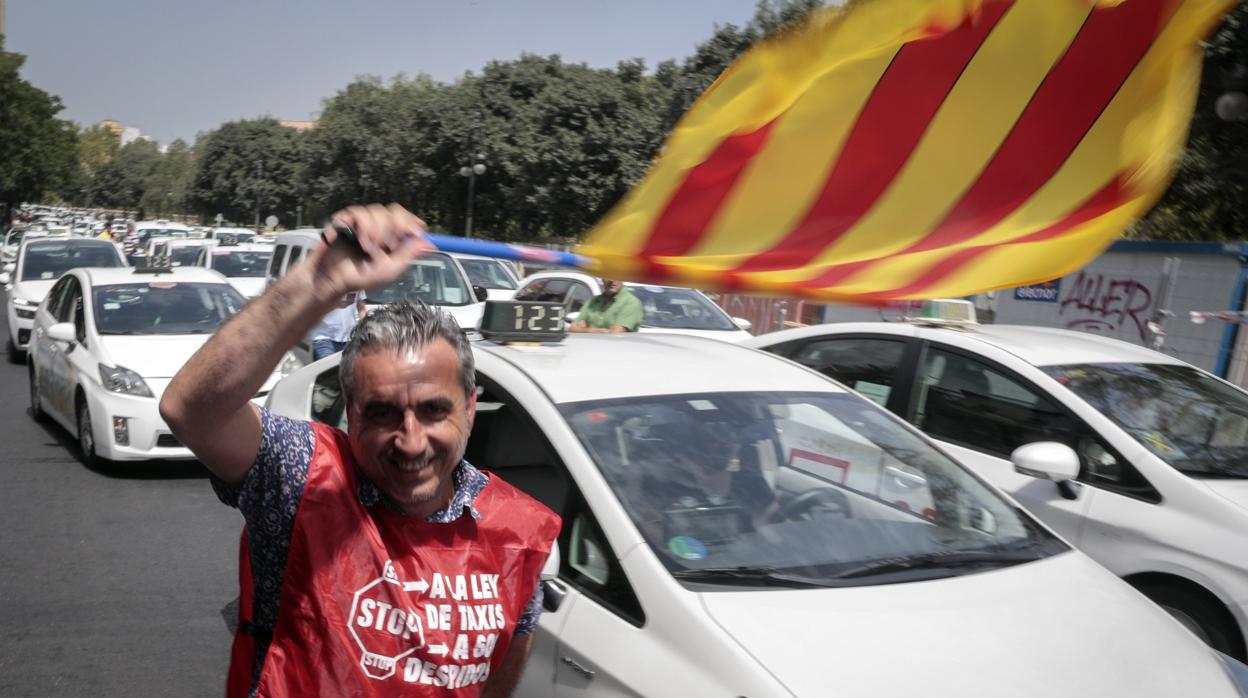 Imagen de taxistas manifestándose en Valencia