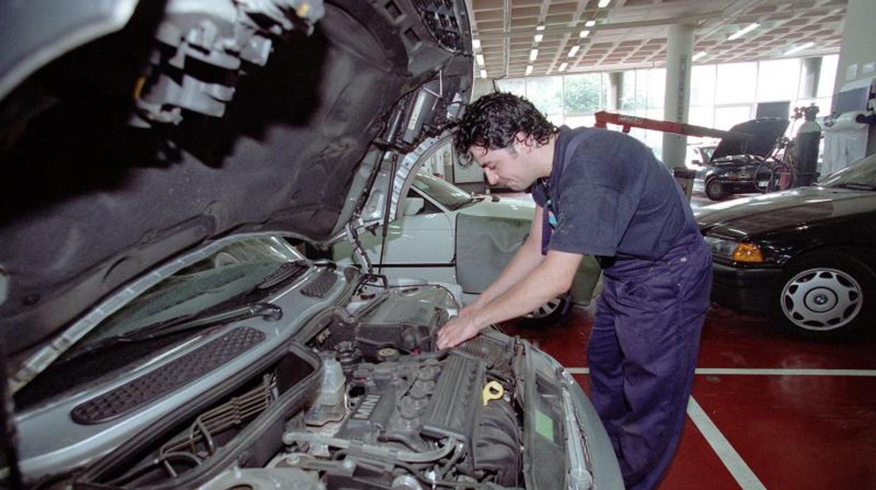Un trabajador en un taller mecánico