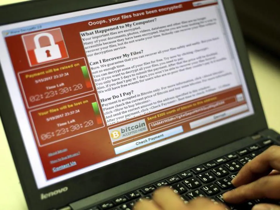 Un programador muestra la captura de pantalla en la que se pide un rescate en «bitcoins» por ldocumentos encriptados afectados por un virus del tipo "WannaCry"