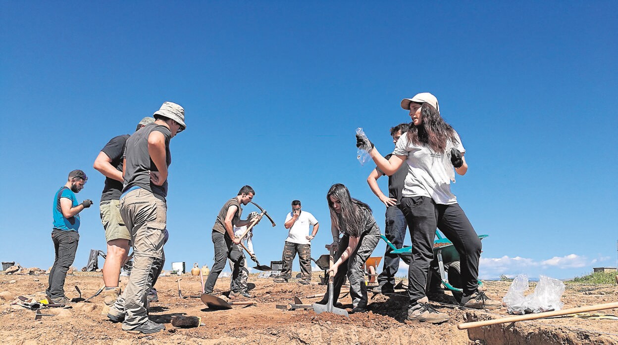 Varios jóvenes participan en la campaña arqueológica de del yacimiento soriano de Numancia