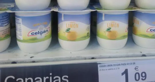 Yogur de 120 gramos neto etiquetado como 125 gramos