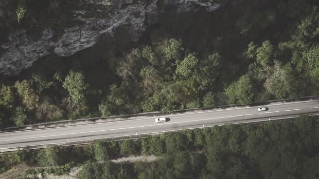 Investigadores estudiarán materiales que permitirán recargar los coches eléctricos mientras circulan