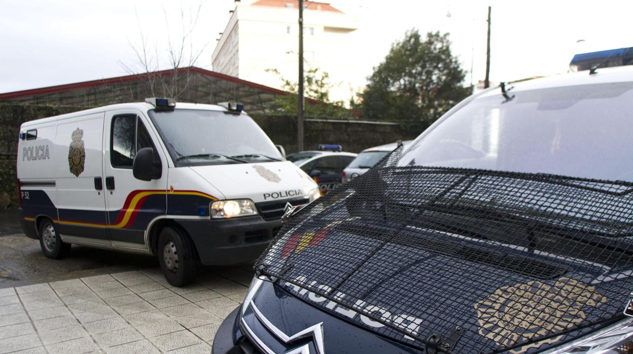 Imagen de archivo de dos vehículos policiales en la provincia de Pontevedra