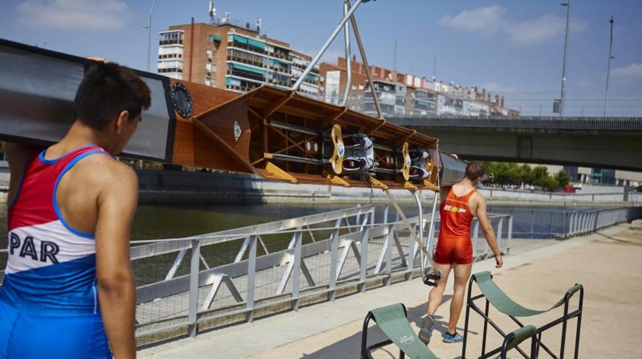 Un grupo de remeros en uno los márgenes del río Manzanares