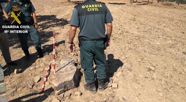 La Guardia Civil encuentra una estela de guerrero de finales de la Edad del Bronce en Chillón
