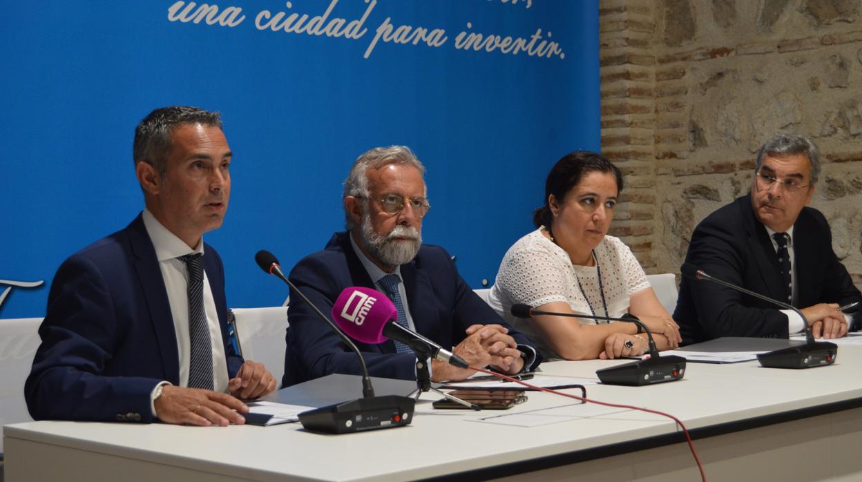 El alcalde de Talavera con los representantes de las dos instituciones