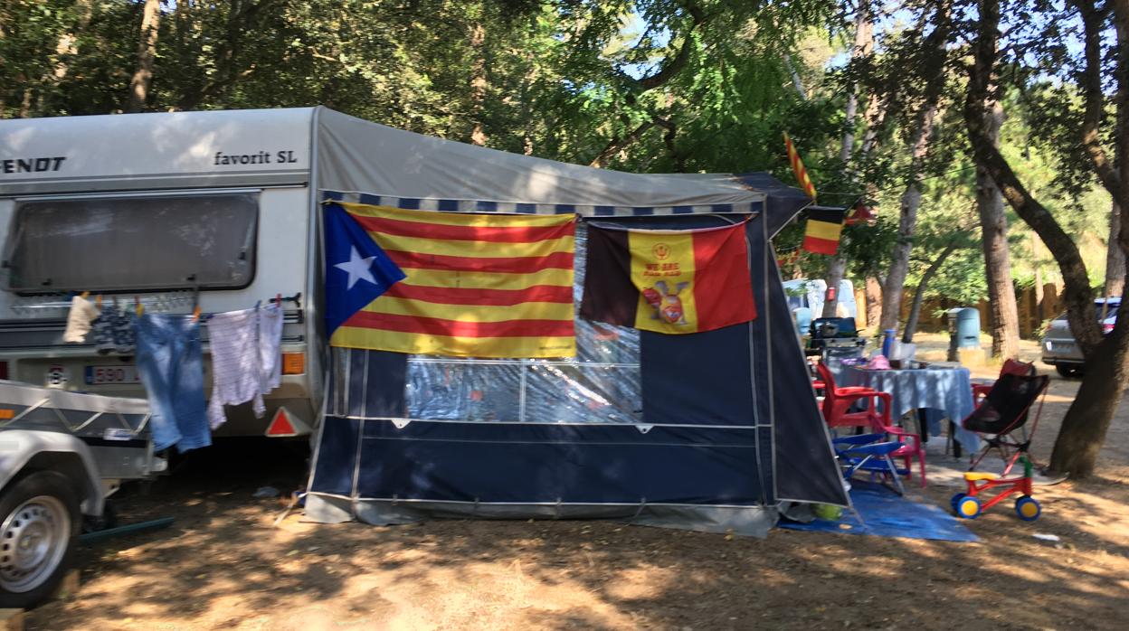 Una estelada junto a una bandera belga en un camping de la Costa Brava
