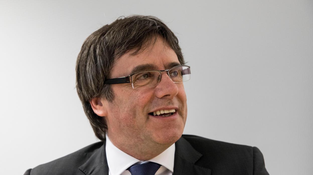 Fotografía de archivo del expresidente catalán, Carles Puigdemont, antes de una rueda de prensa en el Hotel Radisson de Berlín