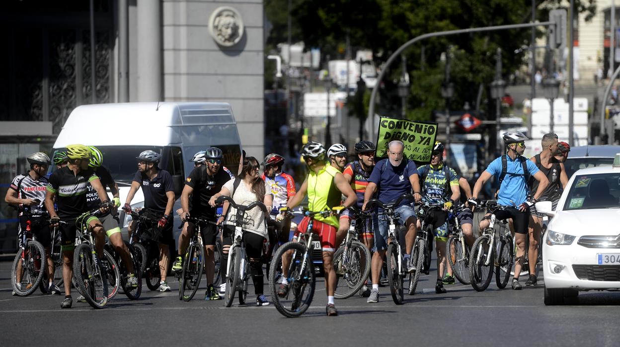 Los policías organizaron ayer una concentración en bicicleta para reivindicar sus derechos