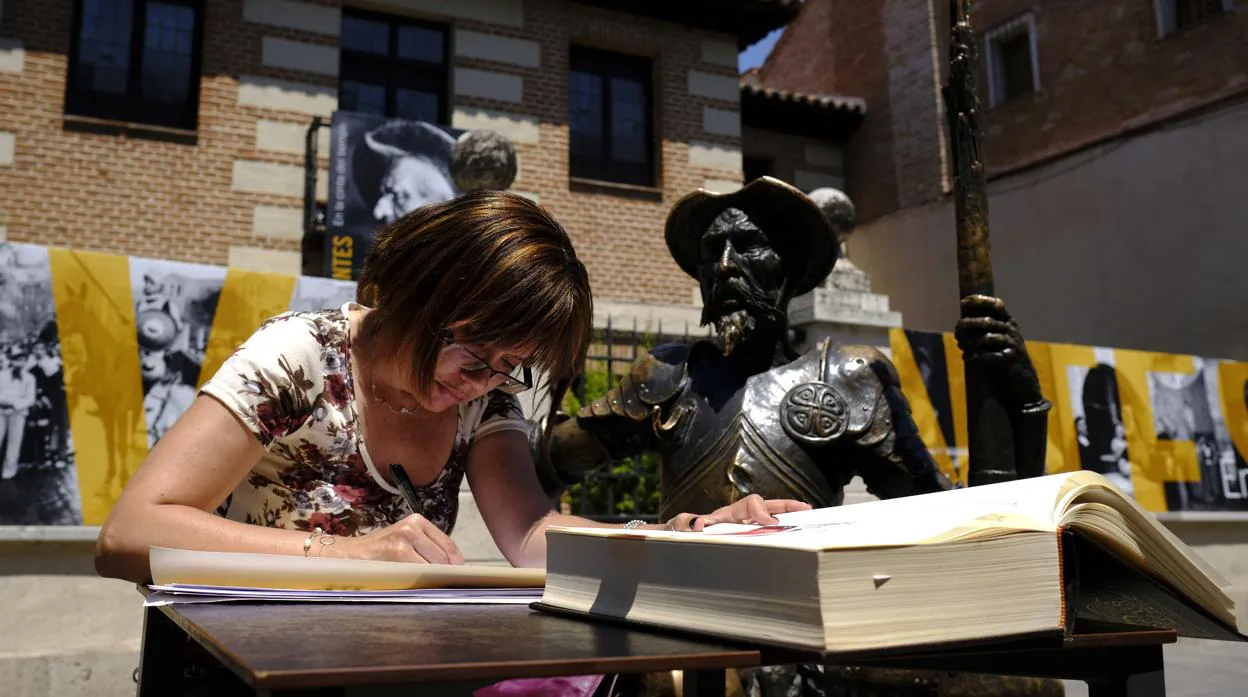Una mujer escribe «El Quijote de Cervantalia» frente a Casa de Cervantes
