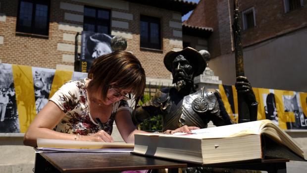 Alcalá reescribe a mano «El Quijote» de Cervantes