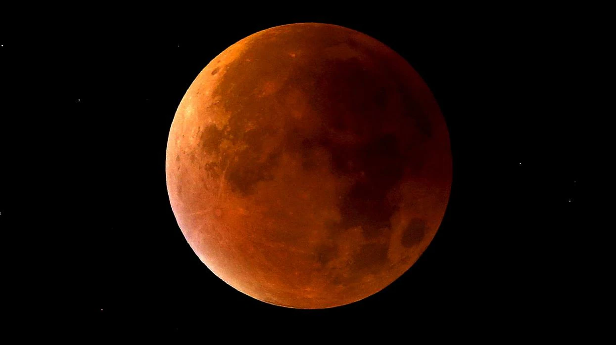Imagen de archivo de un eclipse lunar tomada en Staffordshire, Inglaterra