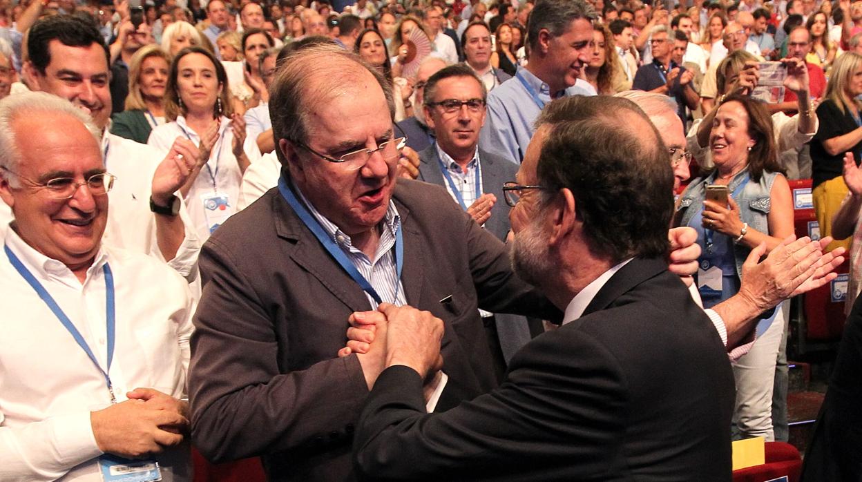Herrera saluda a Rajoy antes de comenzar el Congreso