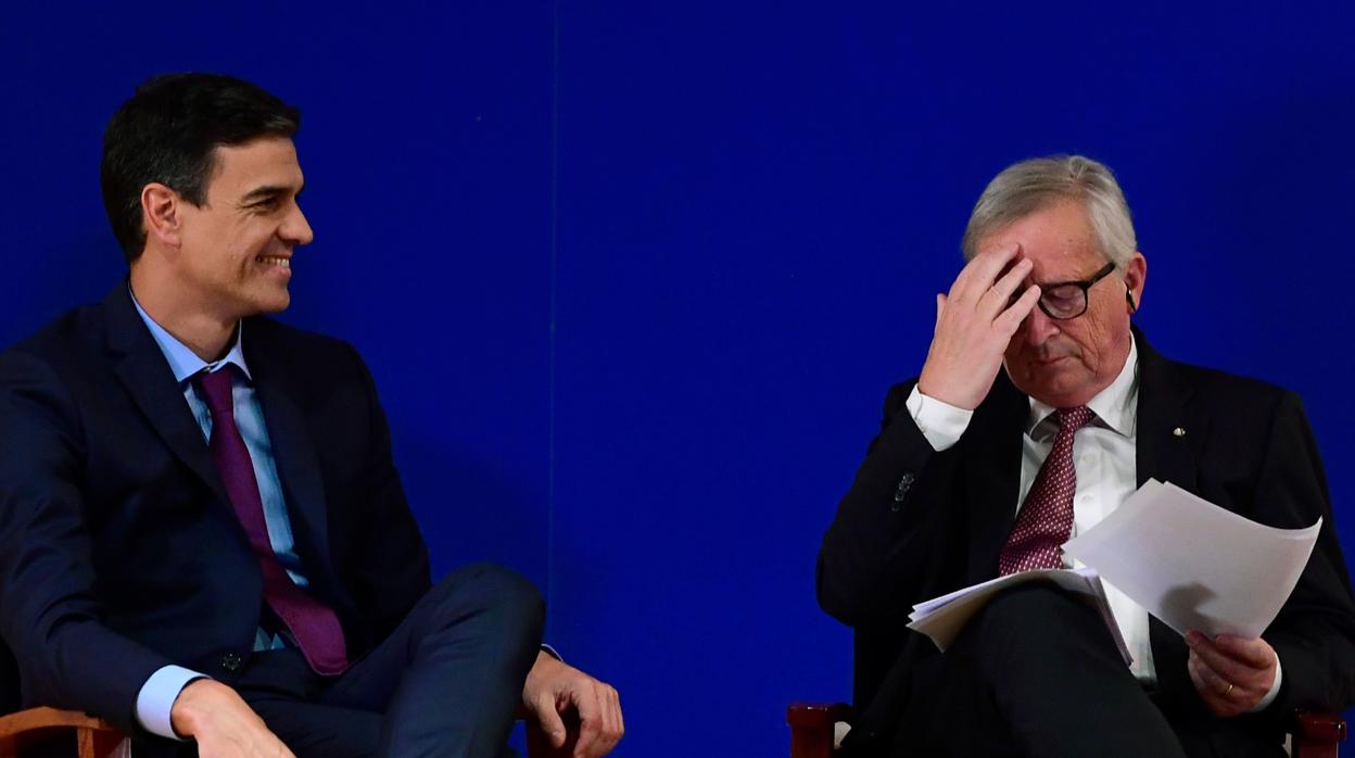 Pedro Sánchez, ayer, junto al presidente de la Comisión Europea, Jean Claude Juncker