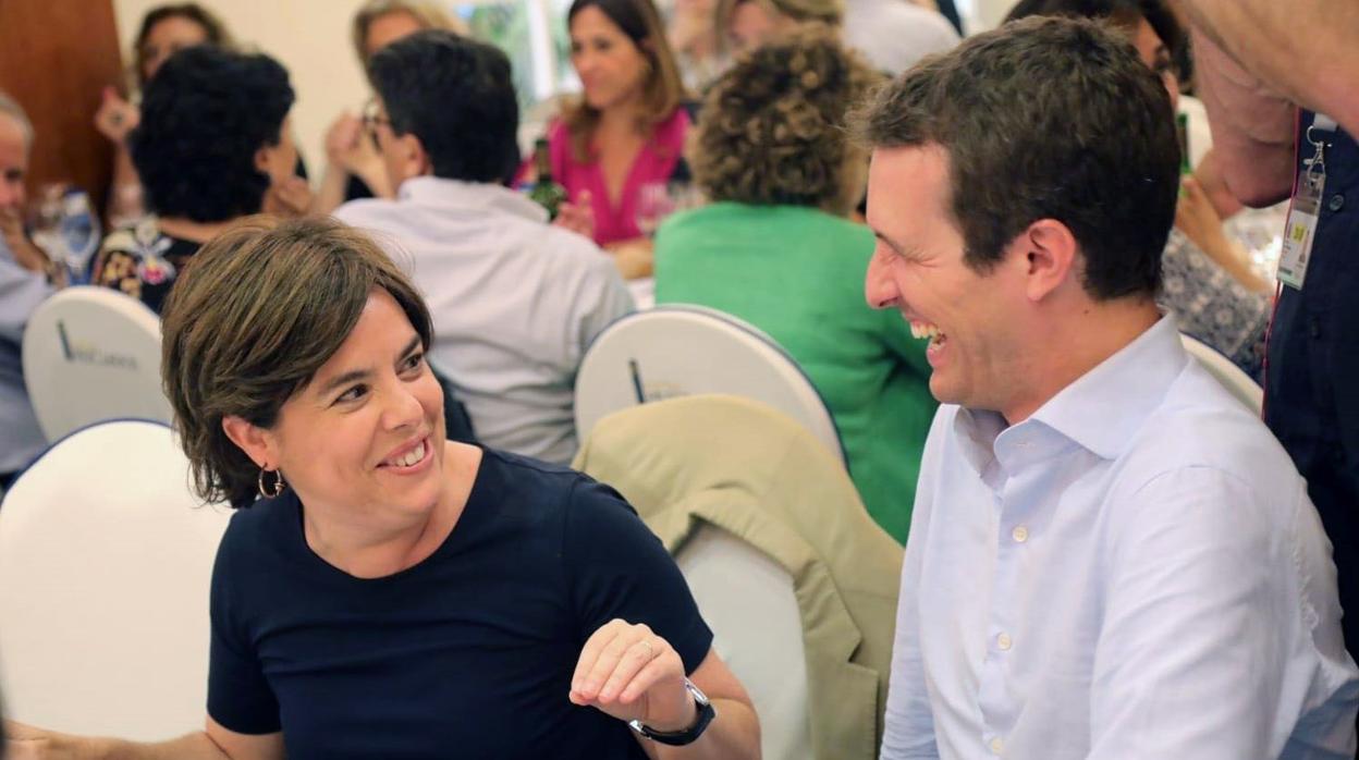 Soraya Sáenz de Santamaría y Pablo Casado conversan durante una cena en la que se reunieron los altos cargos del PP