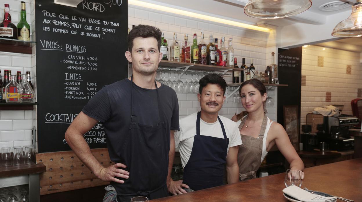 El Chef Julien Rivoiron (izq) junto a su equipo, en L'Escale Bistrot en Barcelona