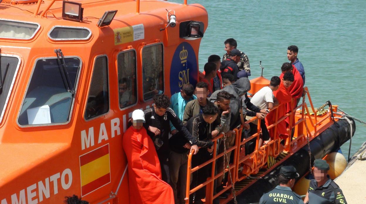 Llegada al puerto de Barbate de los inmigrantes rescatados por Salvamento Marítimo este jueves
