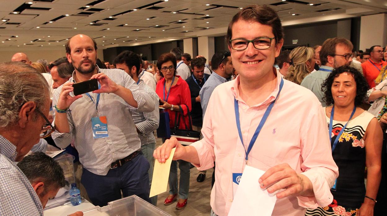 Fernández Mañueco, en el momento de votar
