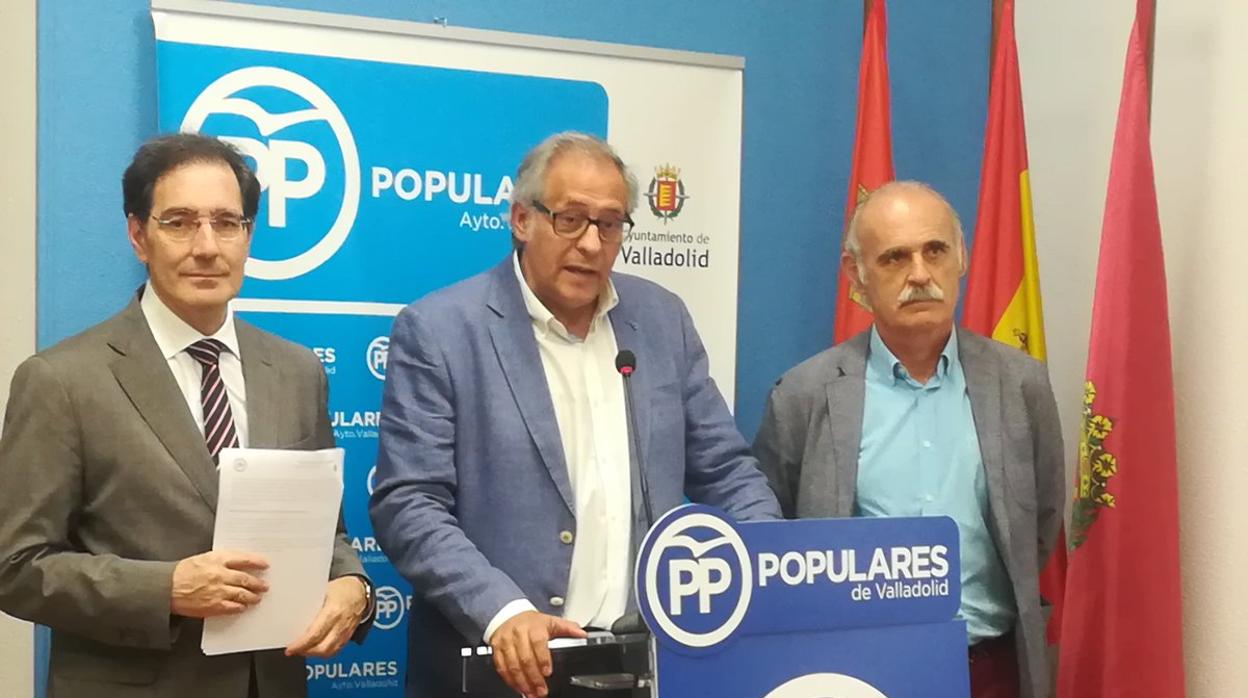 El presidente del Grupo Popular en el Ayuntamiento de Valladolid, José Antonio Martínez Bermejo, junto a dos ediles del PP