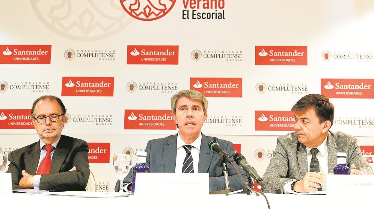 Ángel Garrido y el rector Carlos Andradas, ayer, en la apertura de los cursos de verano de la Complutense