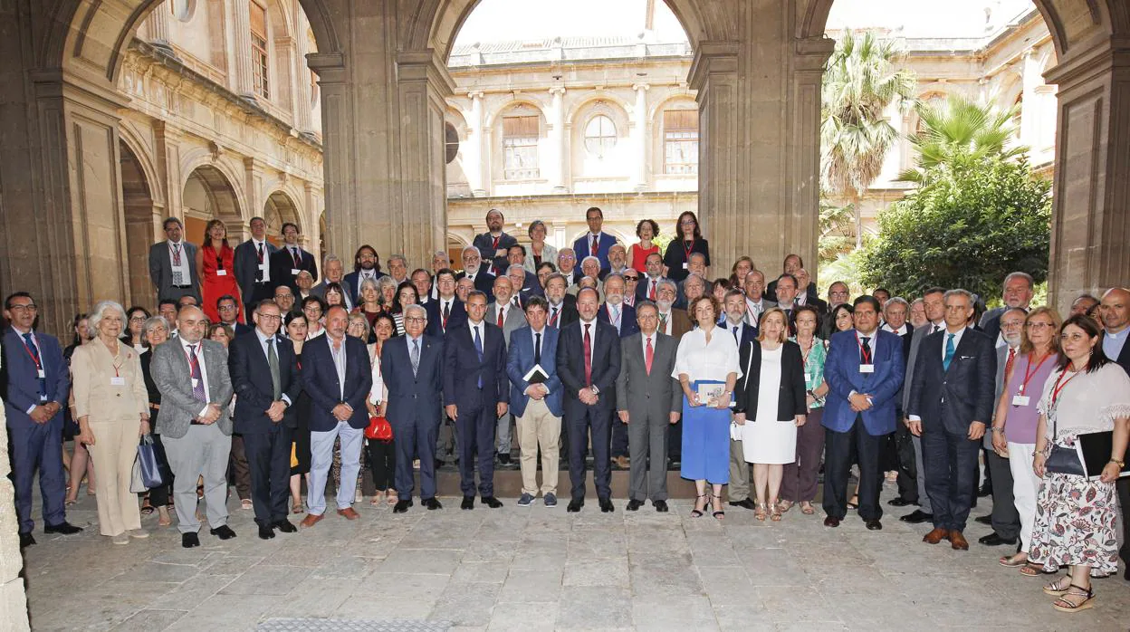 César Sánchez (centro) durante el encuentro anual de directores del Instituto Cervantes en Orihuela