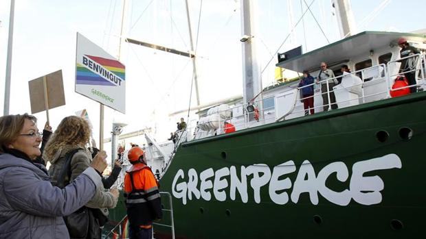 El barco de Greenpeace atraca en Barcelona para denunciar la destrucción de las costas españolas