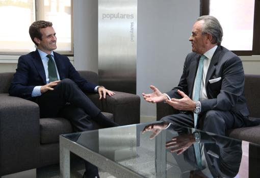 Pablo Casado, junto a Antonio Hernández Mancha