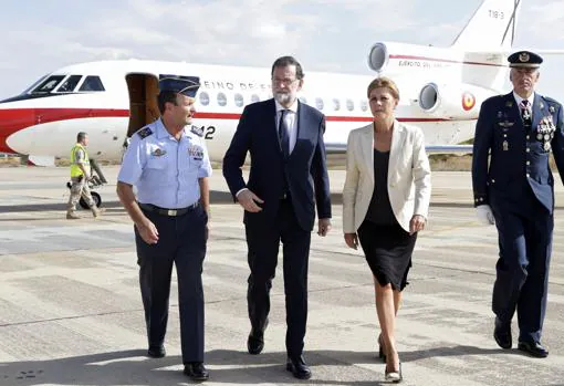 Rajoy, junto a la ministra de Defensa, en un viaje oficial a Los Llanos (Albacete)