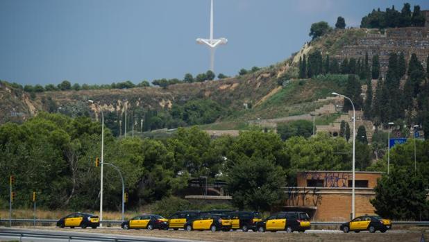 Las huelgas en El Prat y de los taxistas amenazan con una jornada de caos en Barcelona