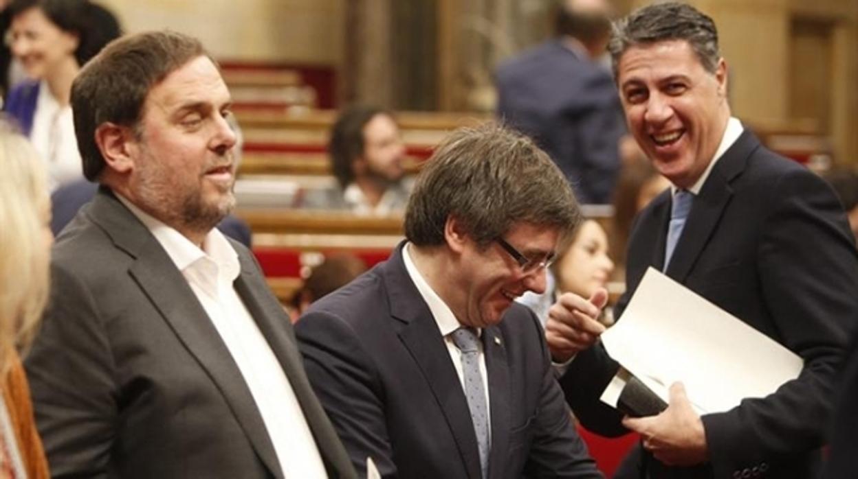 El líder del PP catalán con el expresidente cesado en el Parlament