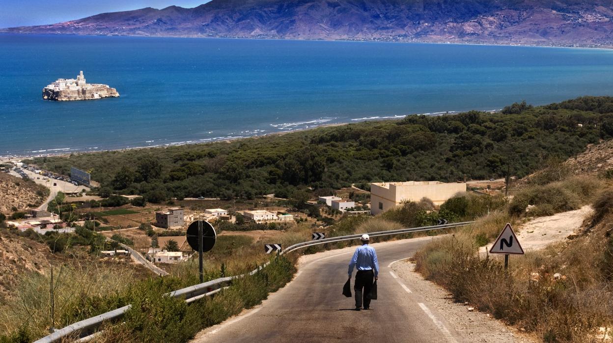 Carretera que lleva a la playa de Sfiha, frente al Peñón de Alhucemas, España