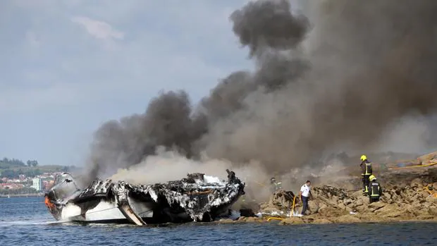 Critican que Salvamento Marítimo no investigue por el barco incendiado en O Grove