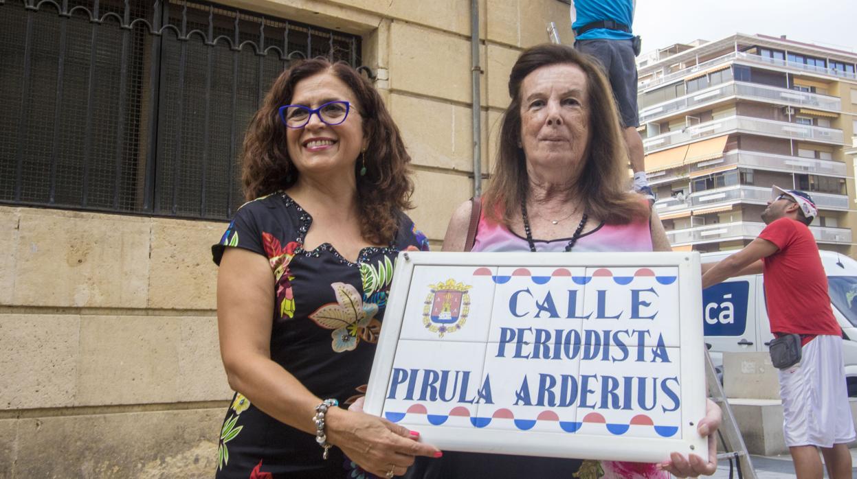 Imagen de la periodista Pirula Arderius, con la placa en su nombre para la calle de Alicante