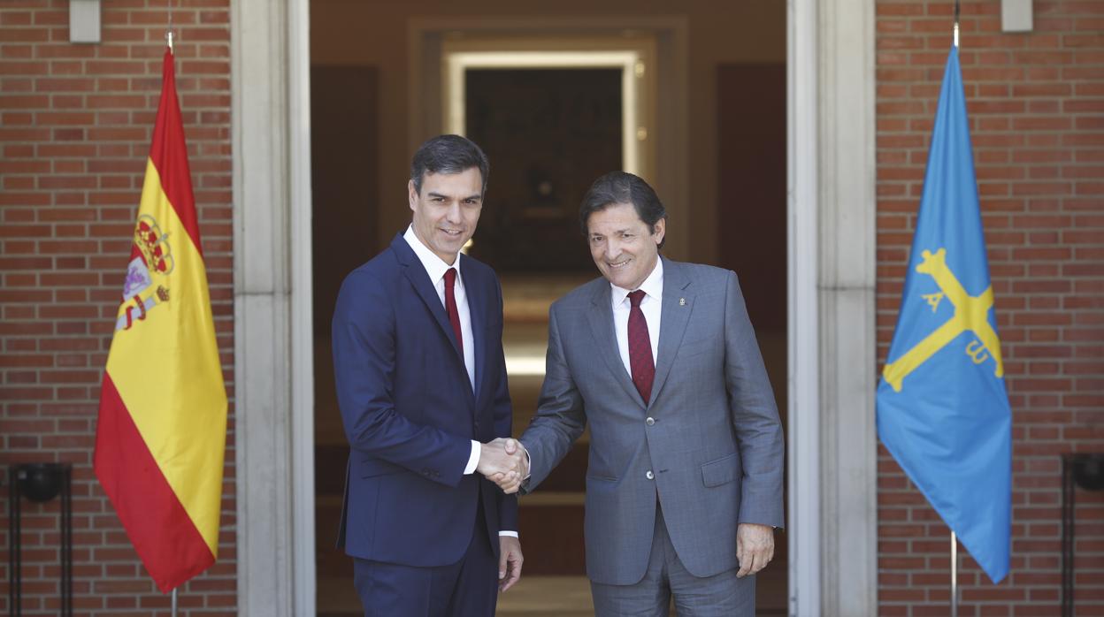 Pedro Sánchez recibe a Javier Fernández en Moncloa