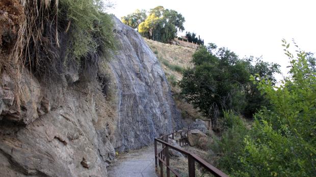 Refuerzan la seguridad con mallas en la senda de Cabestreros tras los desprendimientos de junio