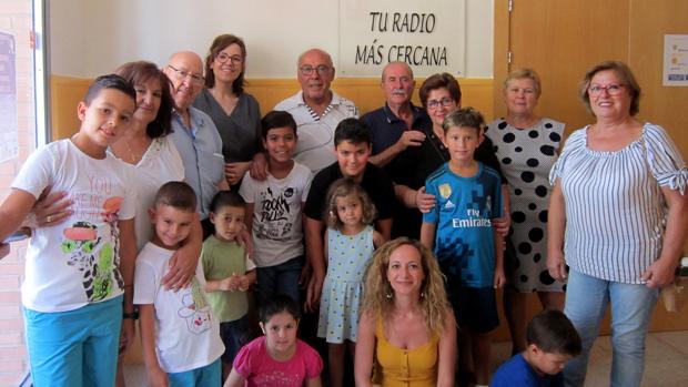 Abuelos y nietos en la emisora de radio municipal de Villacañas