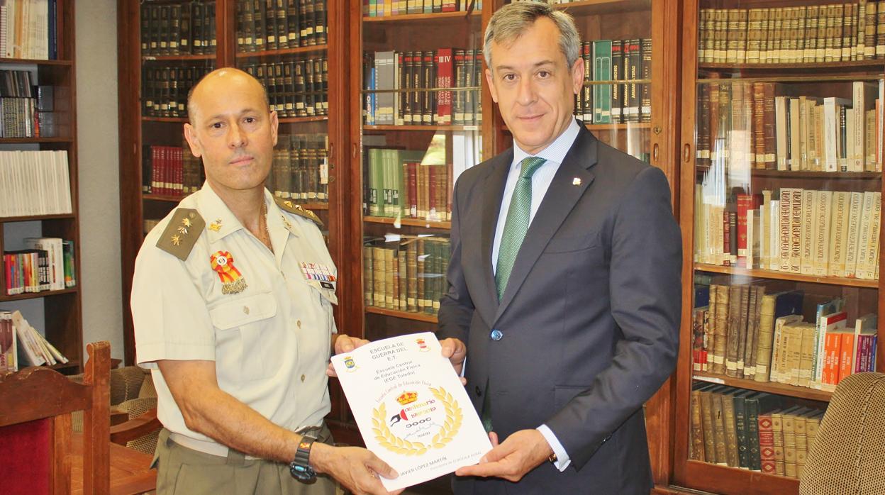 Jefe de la Escuela Central de Educación Física de Toledo, Pedro Antonio Linares García. junto al presidente de la entidad financiera, Javier López Martín