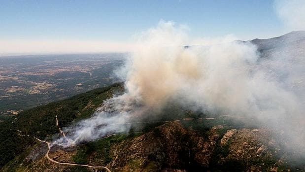 Dos fuegos, uno provocado por un accidente mortal, ponen en jaque al sur de la provincia de Ávila
