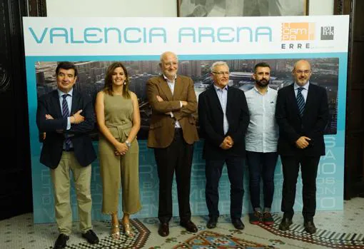 Juan Roig, Joan Ribó y los portavoces municipales durante el encuentro celebrado en el Ayuntamiento de València
