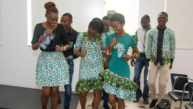 Vídeo: el simpático baile de agradecimiento de estudiantes de Mozambique al llegar a Canarias