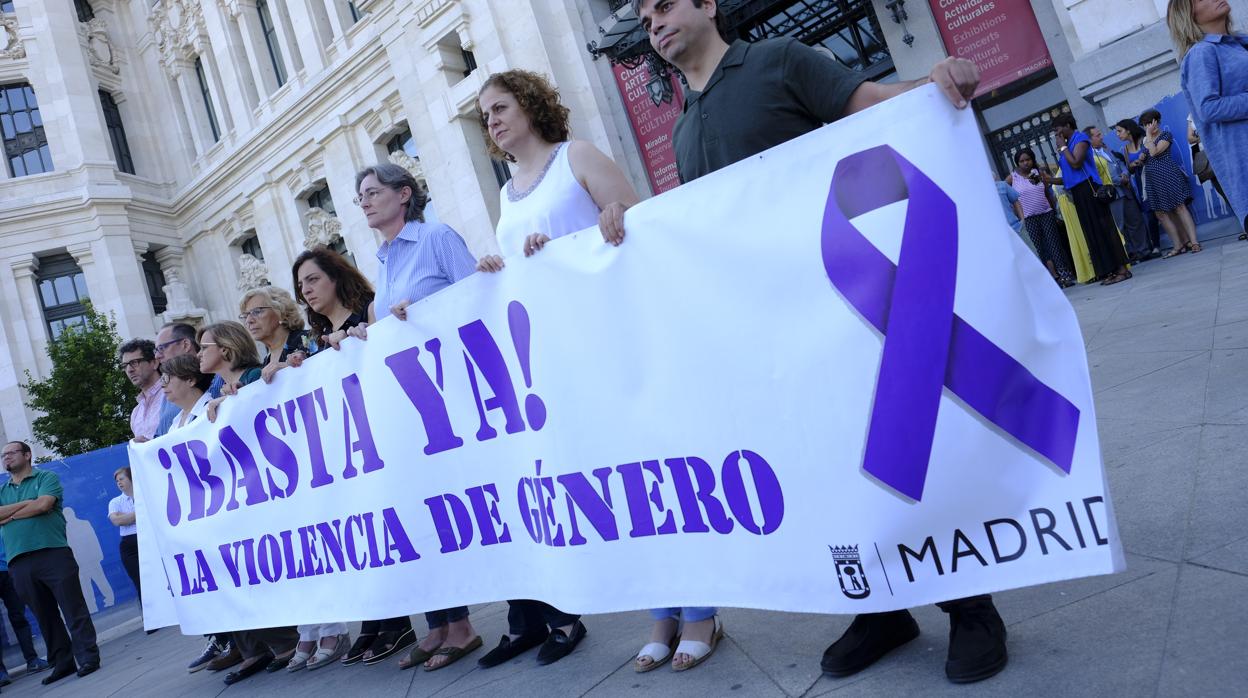 Ediles del Ayuntamiento de Madrid portan una pancarta contra la violencia machista