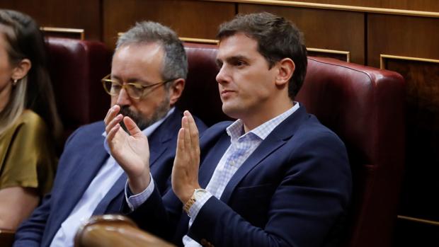 Casado constata la debilidad de Sánchez, y Rivera le insta a ir a las urnas