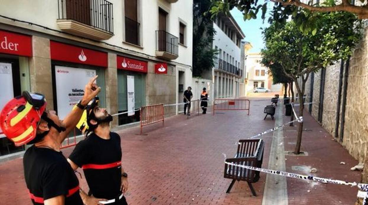 Imagen de los bomberos inspeccionando los daños del terremoto en la zona de Benissa