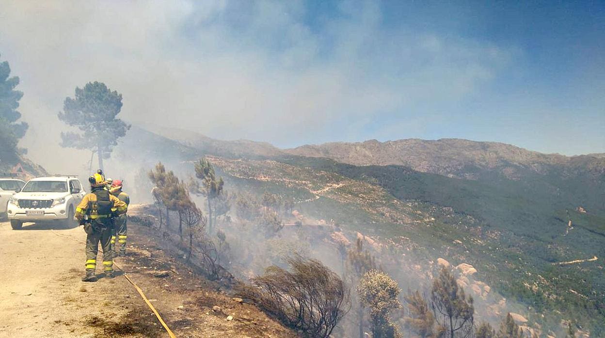 Incendio forestal en Casavieja (Ávila) originado por el vuelco de una retroexcavadora en el que ha fallecido su conductor