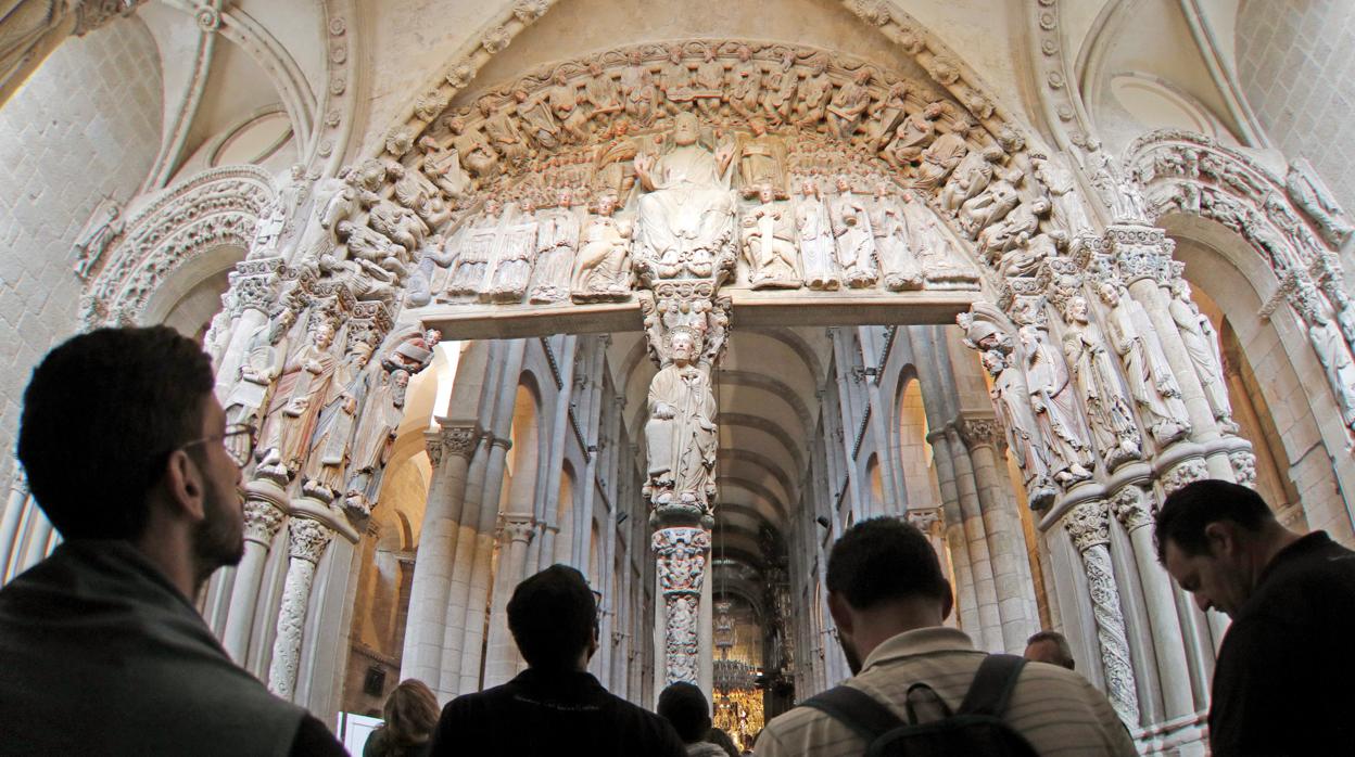 Varias personas contemplan el Pórtico de la Gloria durante el primer día de visitas