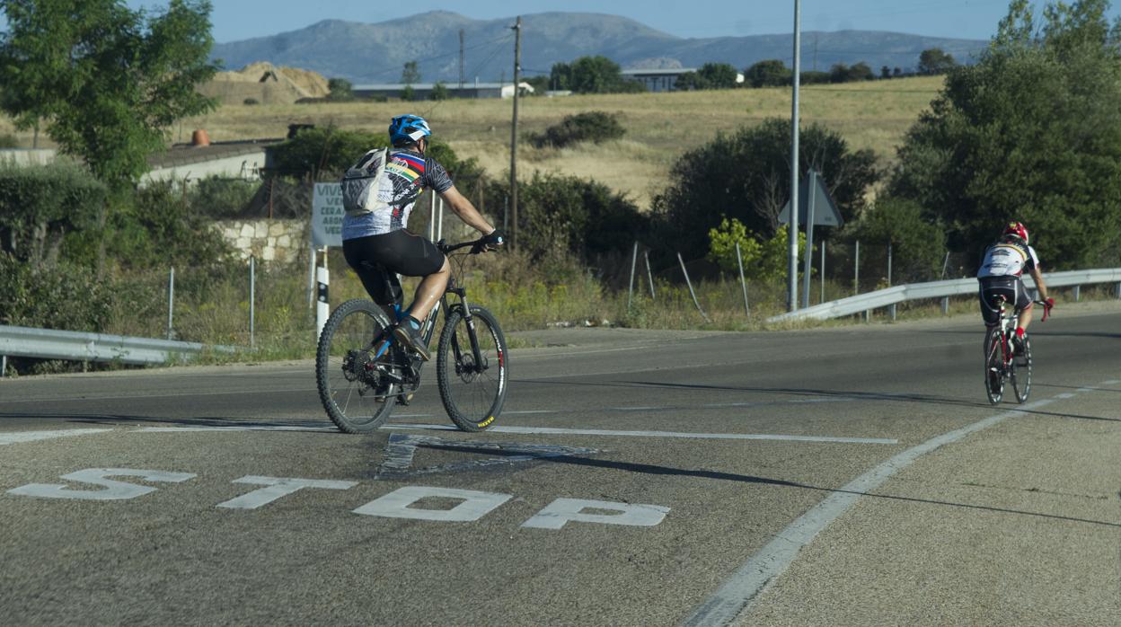 Imagen de archivo de ciclistas en la carretera