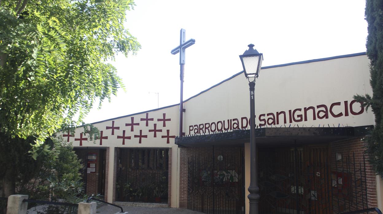 Aspecto exterior de la iglesia que se encuentra en la calle Pinos Alta, 79