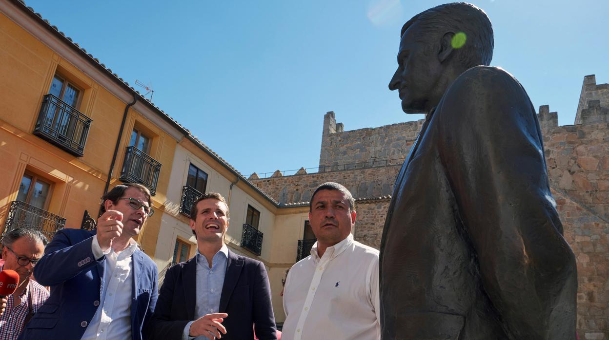 Pablo Casado, Alfonso Férnandez Mañueco y Carlos García, junto a una estatua de Adolfo Suárez