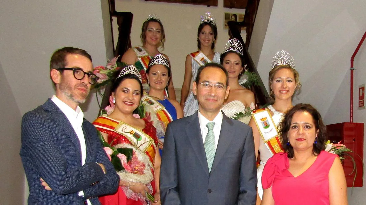 El alcalde de Villacañas, el pregonero Ángel Torres y las reinas de las fiestas y sus antecesoras