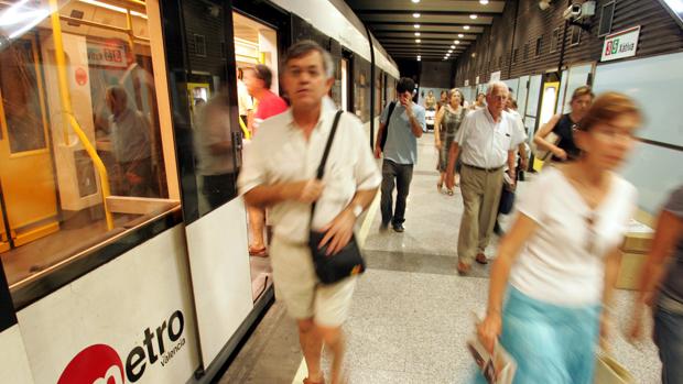 El Consell reforzará metro y autobuses interurbanos durante la huelga del taxi